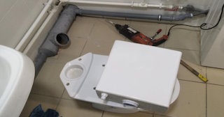 Установка напольного унитаза в Серове: монтаж под ключ от СантехДомСрв от 5125 рублей.